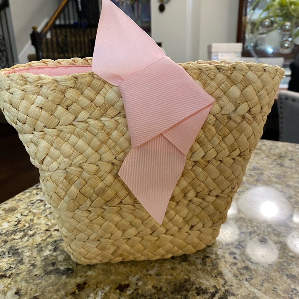 Little girl hang bag